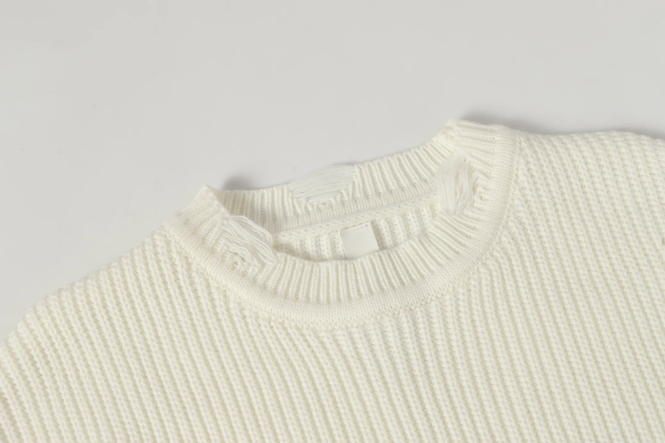 P270 #M902 Cross-border model, please do not place an order if you are pursuing quality - Chrome Hearts/Chrome Hearts cross leather✝️Frayed knitted sweater - High weight, high density and high quality. The wool is soft, delicate and skin-friendly. It feels soft and silky. It has excellent warmth and skin-friendly properties - Custom-woven and dyed with no color difference. No matter the fabric or workmanship details, it beats the ordinary version on the market - Hardware zipper accessories are all customized and full of details -Colour: off-white -Size: S M L XL